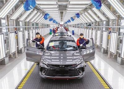 吉利汽車未來工廠湖州長興基地內,技術人員正在趕制汽車訂單產品。該基地是